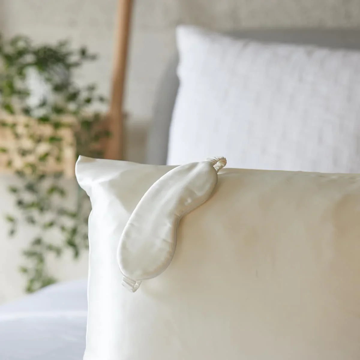 Foxford Mulberry Silk Pillowcase and Sleep Mask - Image 3