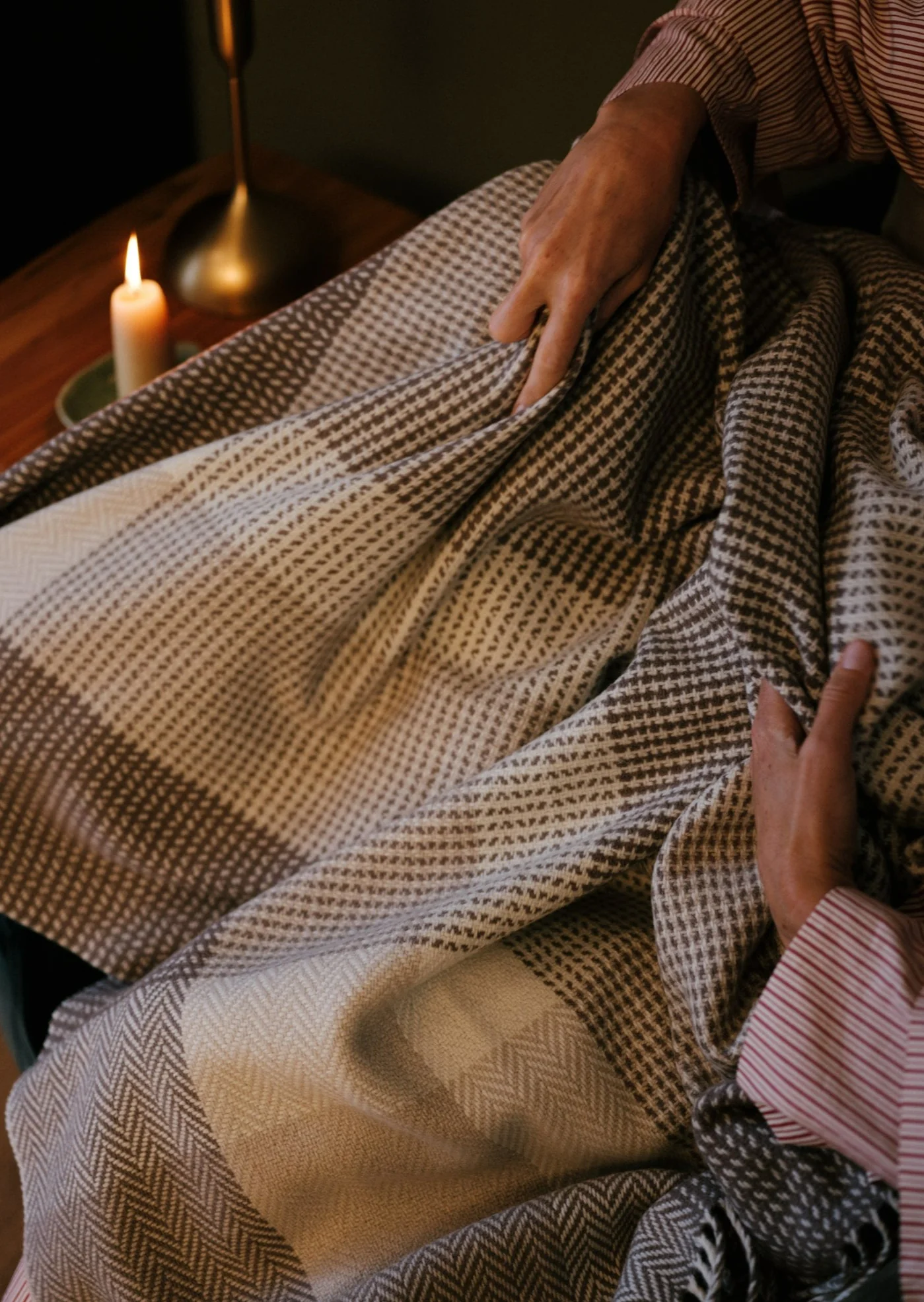 Foxford Dún Briste Cashmere and Lambswool Throw - Image 4