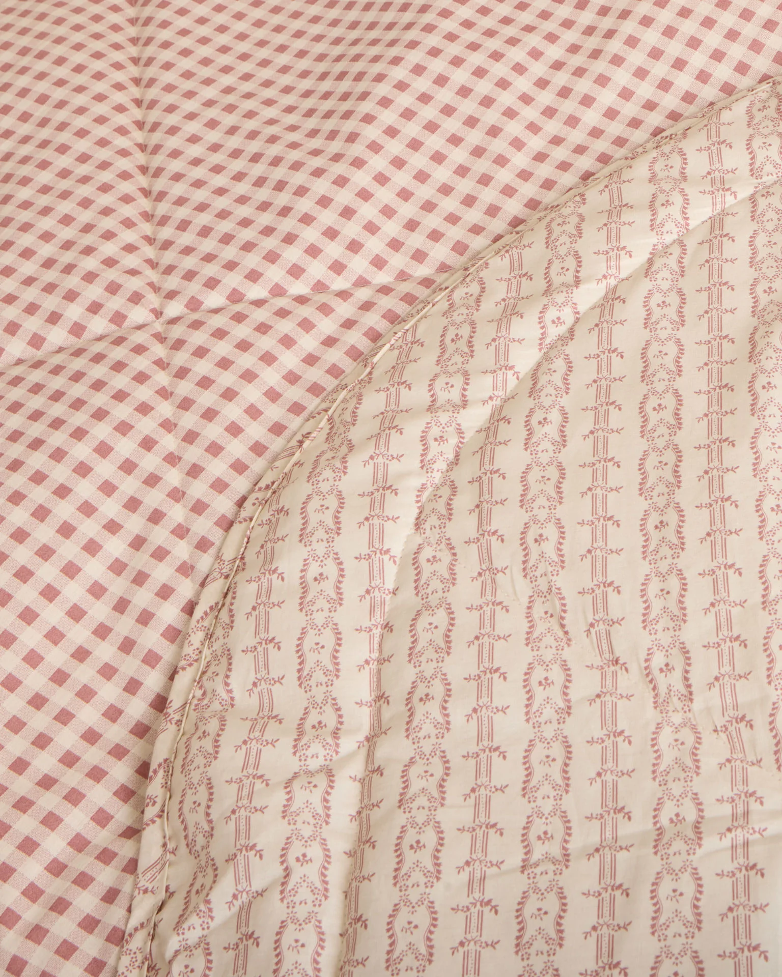 Foxford Poppy Reversible Quilt - Image 3